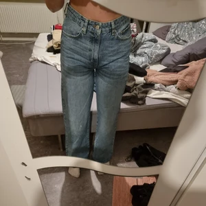Raka jeans - Ett par ljusa raka resans i storlek M. Kan mötas upp och kan levereras men köparen står för frakt! NYSKICK