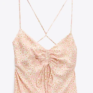 Klänning - Blommig klänning från zara. Storlek XS. Skicka gärna ett meddelande vid frågor! 