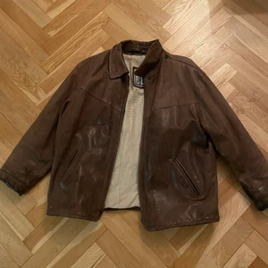 Vintage skinjacka - Säljer nu min skinjacka i vintage. Storlek L, står inte storlek men runt large och oversized. Köpte för 2800 på en second hand, först till kvarn på denna! 