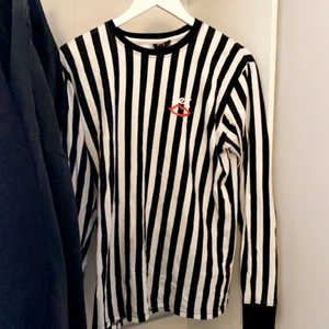 Randig tröja - En as cool randig tröja från Sex Skateboards. Knappt använd 