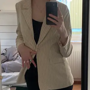 Ljusbeige randig blazer med knapp i fram, från NA-KD - säljer pga: kommer inte till användning - använd en gång 