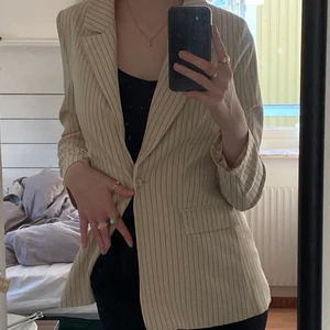 Randig blazer  - Ljusbeige randig blazer med knapp i fram, från NA-KD - säljer pga: kommer inte till användning - använd en gång 