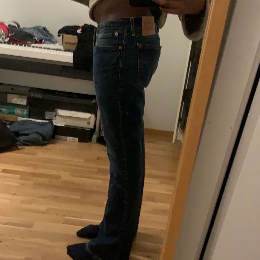 Snygga blåa lågmidjande bootcut jeans från Levis i storlek W31 L32!!! Köpta från Relow (Jag är 170cm) Fråga för mer info :) (Är inte helt säker om jag säljer det💞). Jeans & Byxor.