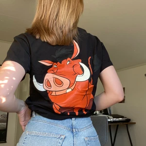 Pumba t-shirt  - Svart oversized t-shirt med pumba tryck i ryggen, från Disney (köpt på ASOS herr) - säljer pga: kommer inte till användning - endast använd en gång 