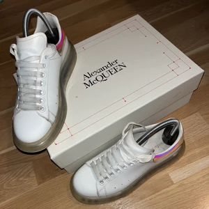 Alexander McQueen skor - Ett par väl använda Alexander McQueen skor som är skit balla!! Köpt här på Plick av en tjej, där box samt äkthetbevis medföljer. Priset är pga slitningar samt lite skitiga! Hör av er vid fler frågor!! FÖRST TILL KVARN