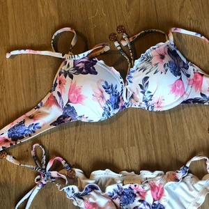 H&m blommigbikiki - I bra skick och använt sparsamt! Toppen är i 75A och underdelen i 38 men man kan knyta till den o anpassa!  