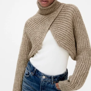 Stickad tröja  - Stickade ärmar ifrån zara, helt slutsålda!💞 endast använd en gång så i bra skick, nypris: 400kr☺️