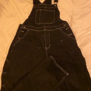 Hängselbyxor  - As balla svarta hängselbyxor med vita detaljer från Monki! Endast använda ett fåtal gånger så i mycket bra skick!😍 storlek S! Köparen står för frakten (66kr) 🥰 