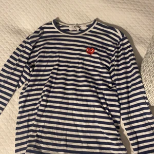 Cdg tröja - Säljer denna väldigt fina cdg tröja som är i fint skick!❣️ det är små i storleken brukae ha s/m på andra kläder så skulle abslout säga att den passar en m/s 