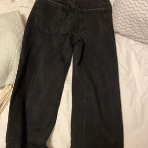 Säljer mina nästan oanvända the straight bershka jeans då dom är alldeles för små för mig. Ordinarie pris är 360. Mitt pris är 80 kr utan frakt. För mer frågor eller bilder är det bara att skriva till mig☺️