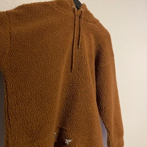 BIKBOK TEDDY-HOODIE - Hej! ❤️‍🔥 jag säljer nu en fin hoodie i Teddy-material. Den är sjukt skön och har en stor skön luva. Den är i bra kvalitet & skick!❤️‍🔥 kan skickas, köpare står för frakt och fraktstrul❤️‍🔥❤️‍🔥