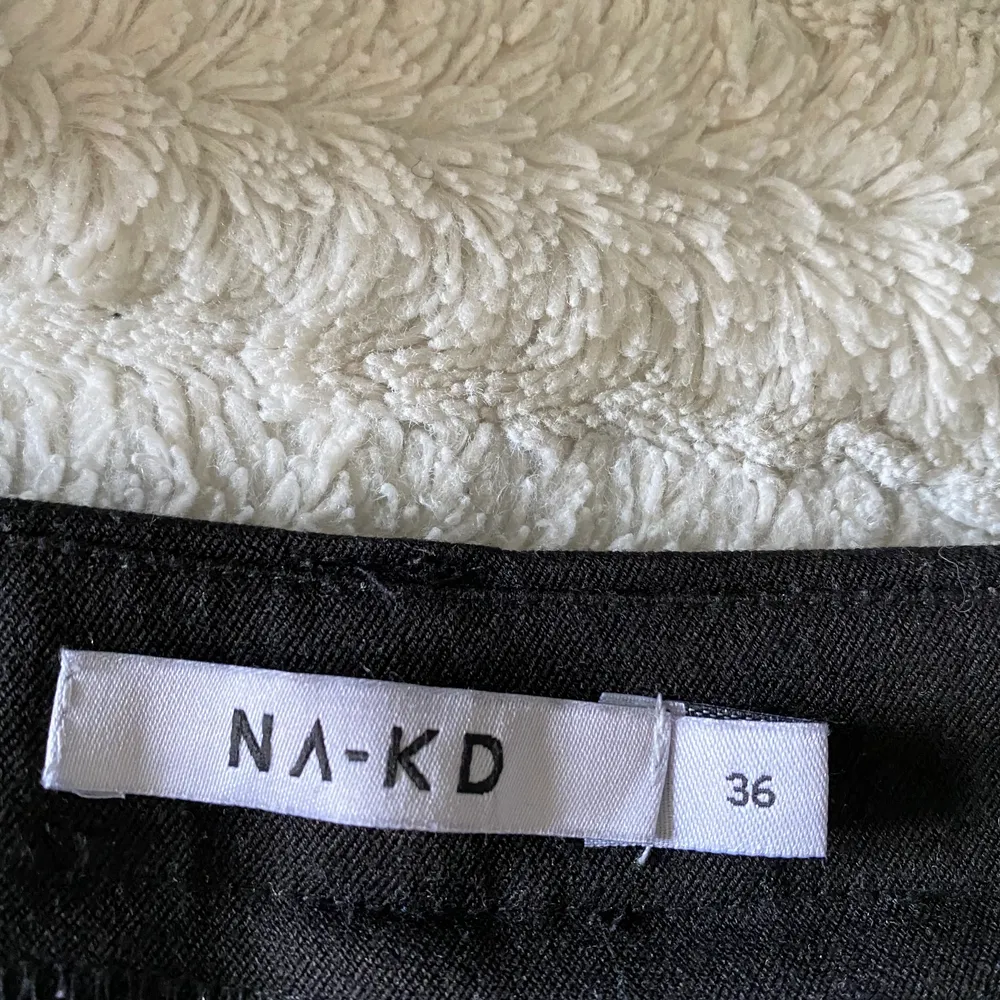 Säljer dessa superfina kostymbyxor med slits nertill ifrån NA-KD, sparsamt använda💚 säljer på grund av att dem är för små för mig🤍  nypris: 500kr. Jeans & Byxor.