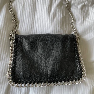 Tiamo pricilla väska M  - Väska från tiamo, längd: 28cm bredd: 5cm höjd: 18cm. Liknar den populära stella McCartney väskan. 