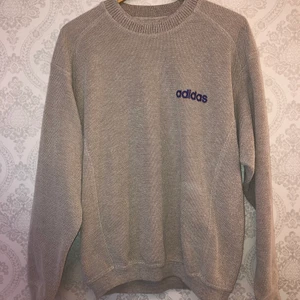 Adidas collegetröja  - Riktigt cool grå/brun vintage adidas tröja! Är i storlek S men sitter oversized. Köpt på humana men är i bra skick. Säljer då den inte längre kommer till användning. Skriv för fler bilder!💗