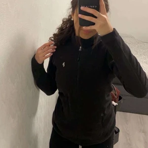 Peak Perfomance Jacka - Säljer denna svarta peak performance jacka, jätte skönt fleece material. Storlek S och är i nyttskick. Orginala pris 499.