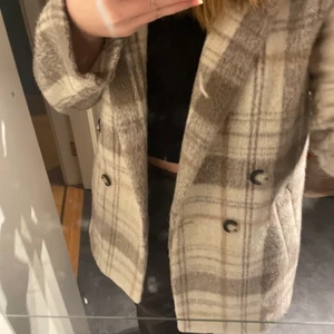 Rutig kort kapap - Perfekt vårjacka!! Rutig beige kappa i fint skick. Är i storlek S/36 men passar även fler beroende på önskad passform. Hör av dig vid frågor, priset kan diskuteras!🥰