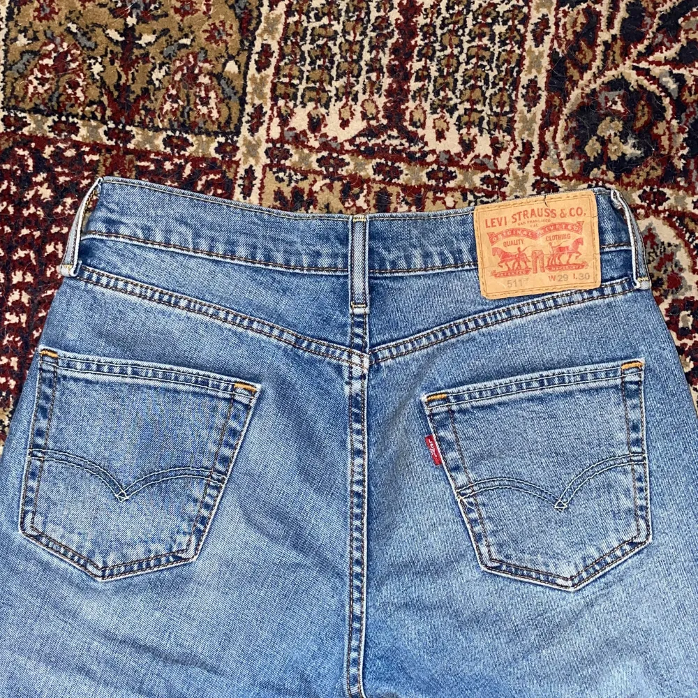 Säljer dessa levis jeans i bra skick! Passar bra på mig som är ca 168 cm😇 Köpta för ca 2 år sedan! köparen betalar frakt 😊. Farkut & Housut.