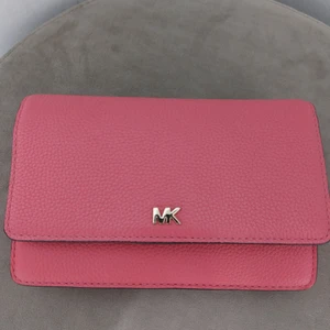 Äkta Michael Kors axelväska - Gör mig av med min väskkollektion! Nya, i princip oanvända väskor. Kvitto äkthet finns. OBS! Redan skamligt låga priser, svarar inte på prutande. Bästa vore om vi möts upp. Finns i Sthlm City. Annars betalar mottagaren frakten. Mvh Laura 