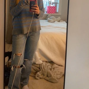 Zara jeans mid rise  - Säljer ett par Zara jeans som är mid waist och har detaljer med hål , säljer pga att det inte är min stil längre. Strl 24 , tror nypriset låg på 499 men säljer nu för 200kr