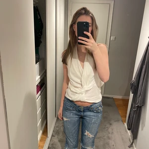 Halterneck topp - Säljer denna vita halterneck toppen i linnematerial, köpt på Zara för 399kr men inte kommit till användning