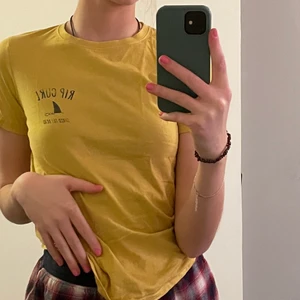 RIP CURL t-shirt  - 1 för 45 eller 2 för 80kr för utvalda t-shirts på min plick, välj och blanda själv <3 detta är en rip curl tröja vilket är ett populärt ”surf-märke” 