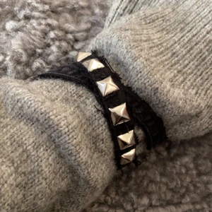 Armband  - Egengjort svart dubbelt jeansarmband med nitar🌟 för perfekt passform mät din handled så tillverkar jag efter dina mått.  Ps frakten blir billigare om jag postar med frimärken😉
