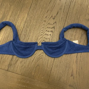 Marinblå Bikinitopp  - Säljer en marinblå bikinitopp från PLT (Pretty Little Thing) . Köpte för liten storlek så kom aldrig till användning. Ordinariepris med frakt 300kr men säljer för 130kr (inkl frakt) . Jätte fin och bra material. 