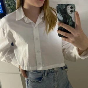 Cropad vit skjorta  - Vit skjorta från hm, Använd ca 3 gånger och är i bra skick. Mått axelbredd: 44cm mitten: 40cm