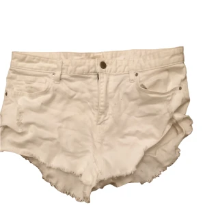 Vita shorts -  Hör av er vid frågor! Pris kan diskuteras.