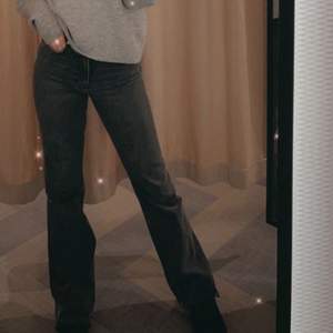 jeans från Gina Tricot. använda endast 2 gånger så är i super bra skick💘 älskar de men de är tyvärr för små i midjan för mig❣️❣️❣️❣️ skriv om ni vill ha fler bilder
