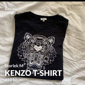 Säljer nu min fina kenzo T-shirt i nyskick, använd fåtal gånger och den ser ut som ny. 450kr+frakt