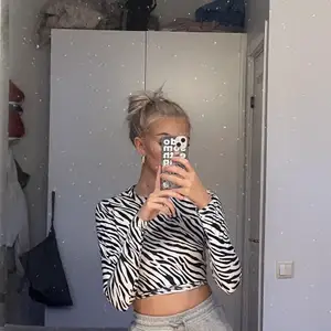 Zebra-mönstrad tröja med öppen rygg🤍