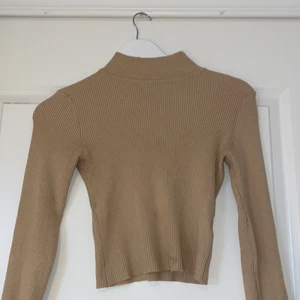 Beige långärmad tröja💞 - Säljer denna fina tröja, knappt använd hör av dig om du är intresserad💞
