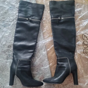 vero cuoio overknee high boots - Ett par gånger använda, kostade runt 12.000kr, i väldigt bra skick, storlek 37.5 - passar för både dig som har 37 och 38. Kan hämtas i Stockholm. Äkta läder. Längden på skorna går att justera