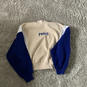 Tröja strl S - Säljer en jätte skön tröja! Tröjan är färgad i beige,vit och blå. Verkligen jätte fin och skön. Använd et roar gånger men är verkligen inte nopprig och är som ny!💙