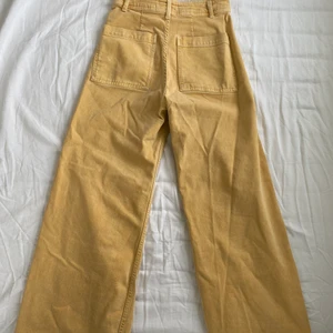 Gula jeans - Zara - Ett par riktiga favorit-byxor!! De är högmidjade och vida vid benen. Storlek 36, orginalpriset ligger på 400kr och kommer från Zara