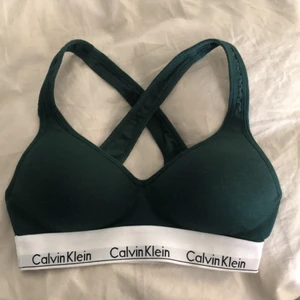 Calvin Klein topp - Säljer min fina Calvin Klein topp som är endast använd 1-2 gånger då den redan var för liten när jag fick den, så den är i perfekt skick. Det är en S men skulle mer säga att den passar en xs då den är liten i storlek!💓 Nypris 499kr