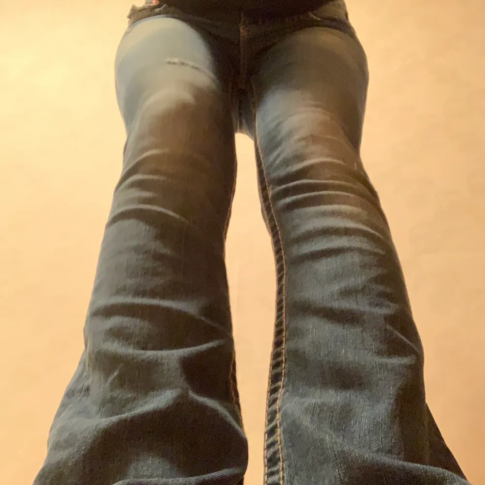 Säljer dessa superfina true religion jeans då de tyvärr blivit för små🥲 jättebra skick🥰 lowwaist och bootcut, perfekt långa på mig som är 172!. Jeans & Byxor.