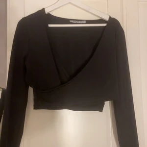 Omlott topp från NAKD - Jätte fin omlott topp, skönt material. Croppad. Storleken är XXL men mer som L/XL