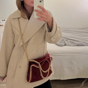 Stella McCartney väska  - En vinröd Stella McCartney väska med guldkedjor i modellen mini falabella tote. Väskan är använd men i bra skick. Har kvar etiketter och boxen men tyvärr inget kvitto. Kan även byta mot en balenciaga! ❤️ bud - 4500