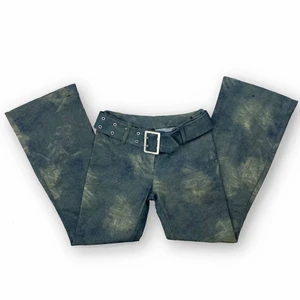 Y2K Jeans - Y2K jeans i toppenskick från H&M Divided. Antagligen från tidiga 2000’s. Storlek S. Dom andra lapparna har klippts av. Snygg, ”smutsig” tie dye över hela byxorna och inga bakfickor finns! Lågmidjade. Gratis frakt.   Mått -    Höftbredden 36cm, innerbenslängden 74.5cm och från midjebandet ner till mellan bena 20cm. 