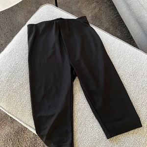 Cyckelbyxor  - Cyckelbyxor från bikbok i ett mer glansigare material super snygga men tog en förliten storlek så har inte kunnat använda dem, så helt oanvända! Frakt tillkommer på 26kr💗
