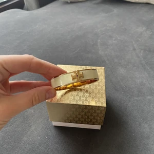 Tory Burch armband vitt  - Säljer mitt super fina Tory burch armband som dock har fått fläckar. Jag vet inte varför och det försvinner inte. Därav priset. Det är inte något man egentligen tänker på när man har det på sig. Men det stör mig och därför säljer jag av det. Kanske finns det någon som kan fixa det men jag har inte tiden eller orken. Fraktkostnad tillkommer. Jag köpte det på Nk i Göteborg för ca 1 år sedan för ca 1700kr.🤗 Vid snabb affär kan priset diskuteras 