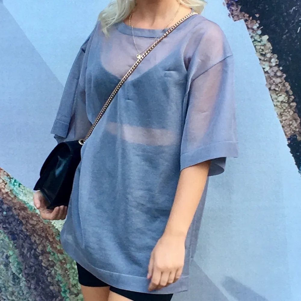 Silvrig glittrig t-shirts i oversize modell, från Zara storlek M✨. Toppar.