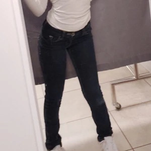 Låg midjade jeans - Köpte dessa lågmidjade byxor i secondhand, de är supper fina men känner att de inte kommer till ändevndning, de har fina detaljer där bak 