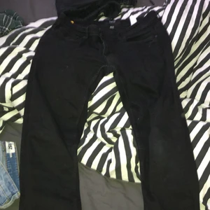 Svarta jeans storlek 32 - Helt oanvända svarta skinny jeans som jag köpte för 1 år sedan