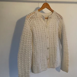 Vit stickad tröja med knappar - Otrolig fin vit stickad tröja.  Vid köp av produkt: 1. Skicka meddelande med: - Namn - Adress och postnummer - Tel och mail 2. Swisha  3. Paketet postas till dig!