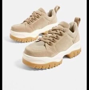 Urban Outfiters - Jag säljer dessa sko! De ser väldigt nya ut och det är storlek 39! Samma färg som på bilden! Går att mötas och hämta den! 🤎  Fresh shoes 