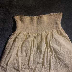 Gul söt topp som även kan användas som kjol