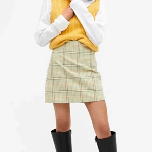 grön rutig kjol - fin kort kjol från monki! älskar mönstret, färgerna och stilen, men gillar tyvärr inte hur den sitter på mig ✨ färgerna är ljusgrön, brun, ljusgul och en mörkare vit💕 nypriset var 200 kr<3